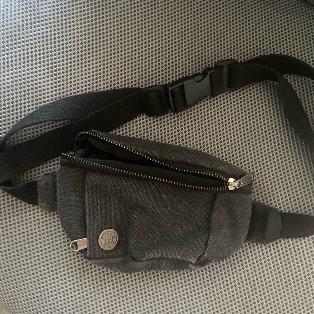 Golds gym Fanny pack